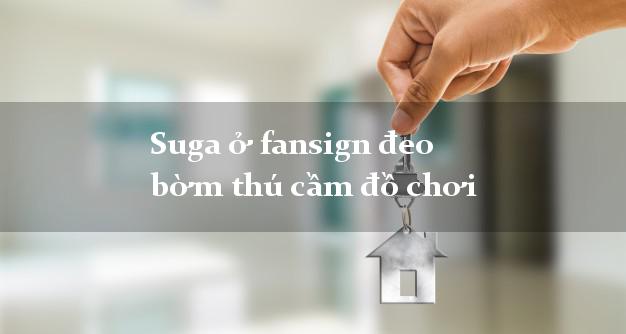 Suga ở fansign đeo bờm thú cầm đồ chơi